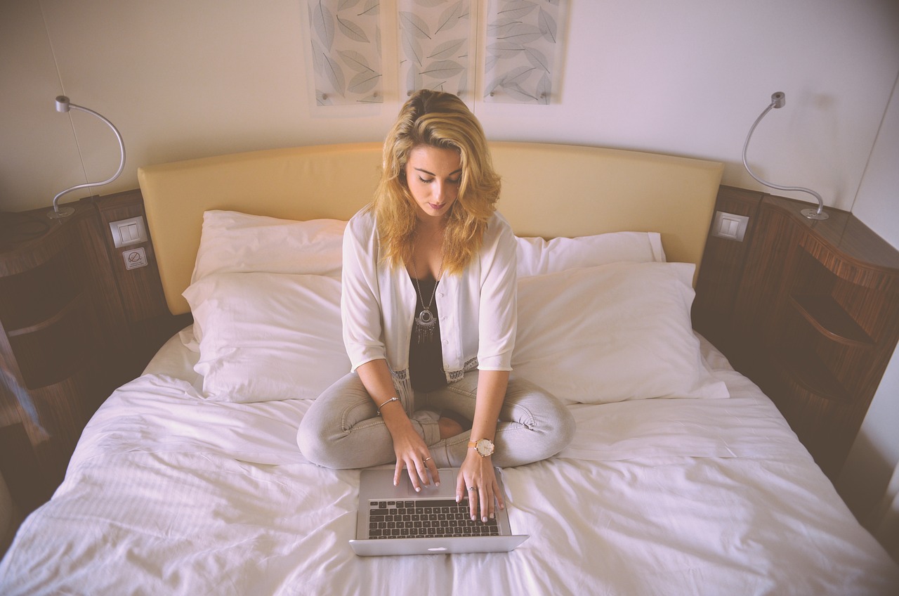 Frau im Bett am Laptop Affiliate Marketing starten ohne Reichweite