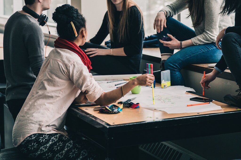 Gruppe von Studierenden redet Lohnt sich ein Marketing-Studium