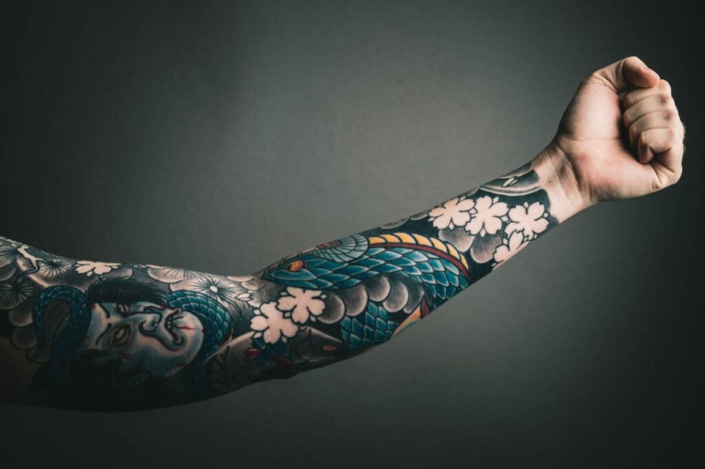 Tattoo Drache Farbe bunt Wie wird ein Tattoo zum Kunstwerk