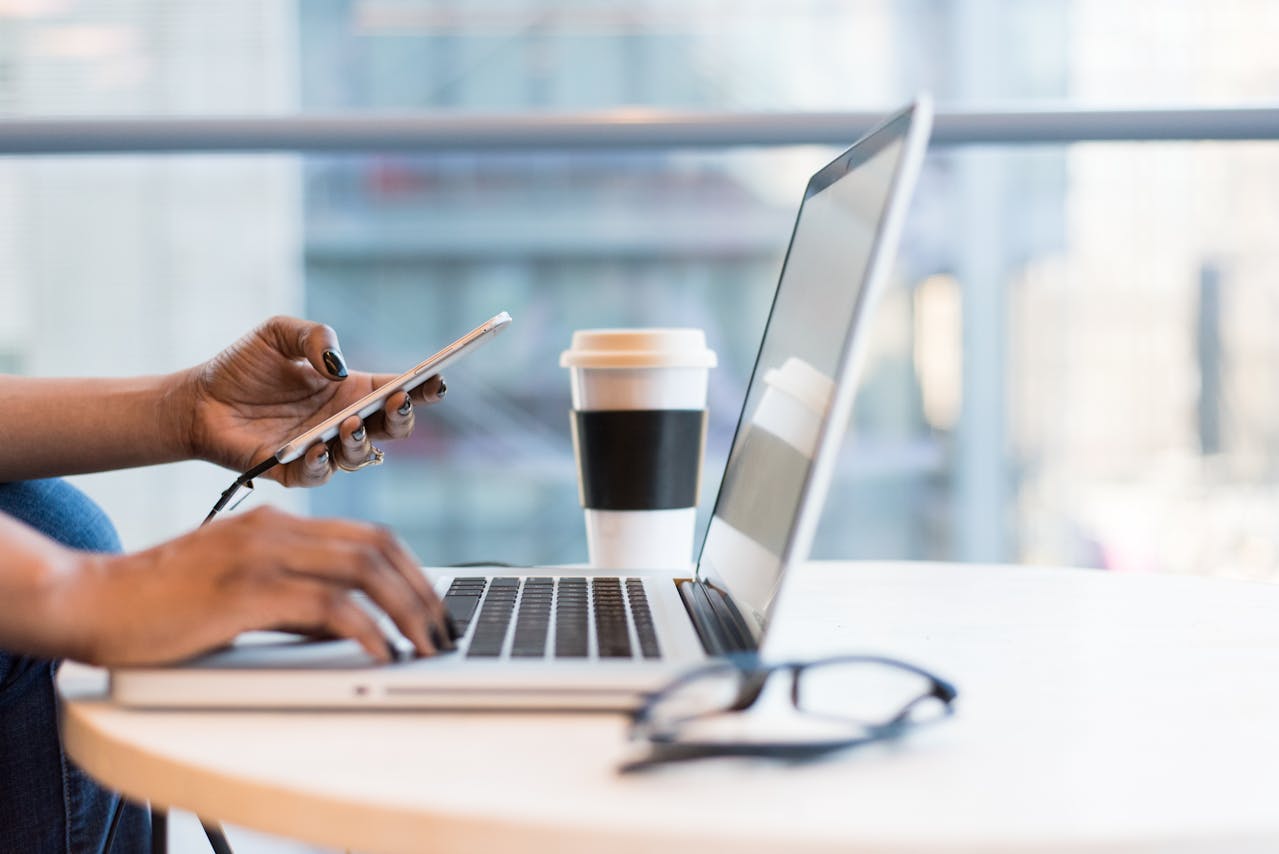 Frau Laptop Arbeit Cafe Kunstwerke übers Internet verkaufen Digitale Chancen