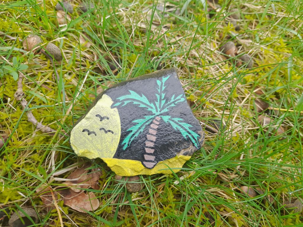 bemalter Stein liegt im Gras Strandmotiv Palme Sonne Wandersteine Community Facebook Gruppe kreatives Outdoor Hobby
