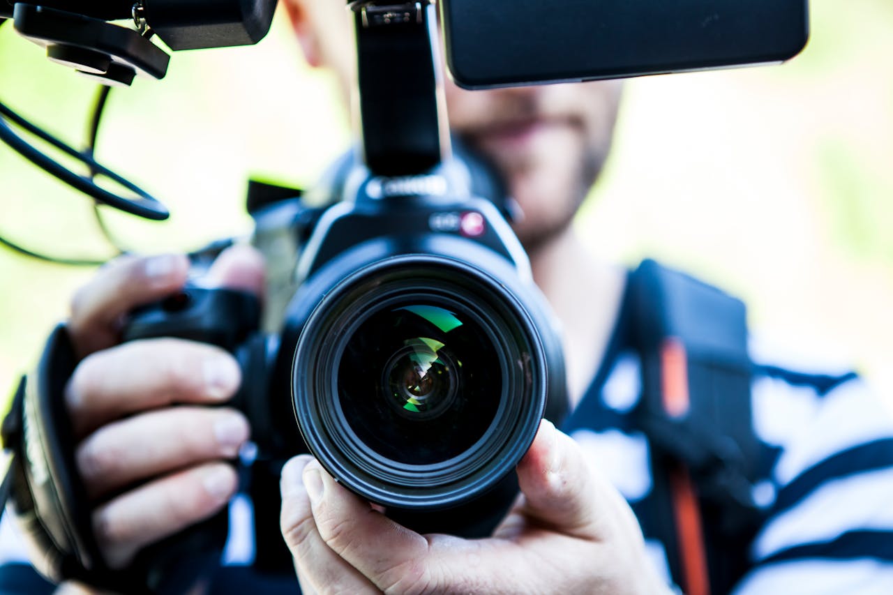 Mann Kamera Linse Aufnahme Spezialeffekte bei der Filmproduktion Ein Überblick