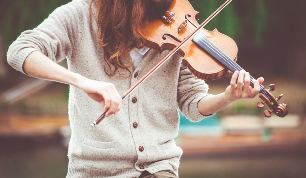 Frau spielt Violine Die 10 schwierigsten Instrumente