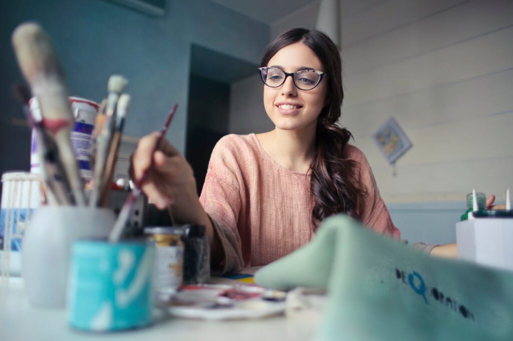 Künstlerin Kunst gestalten Kreativ durch den Raum Die Welt der 3D-Kunst