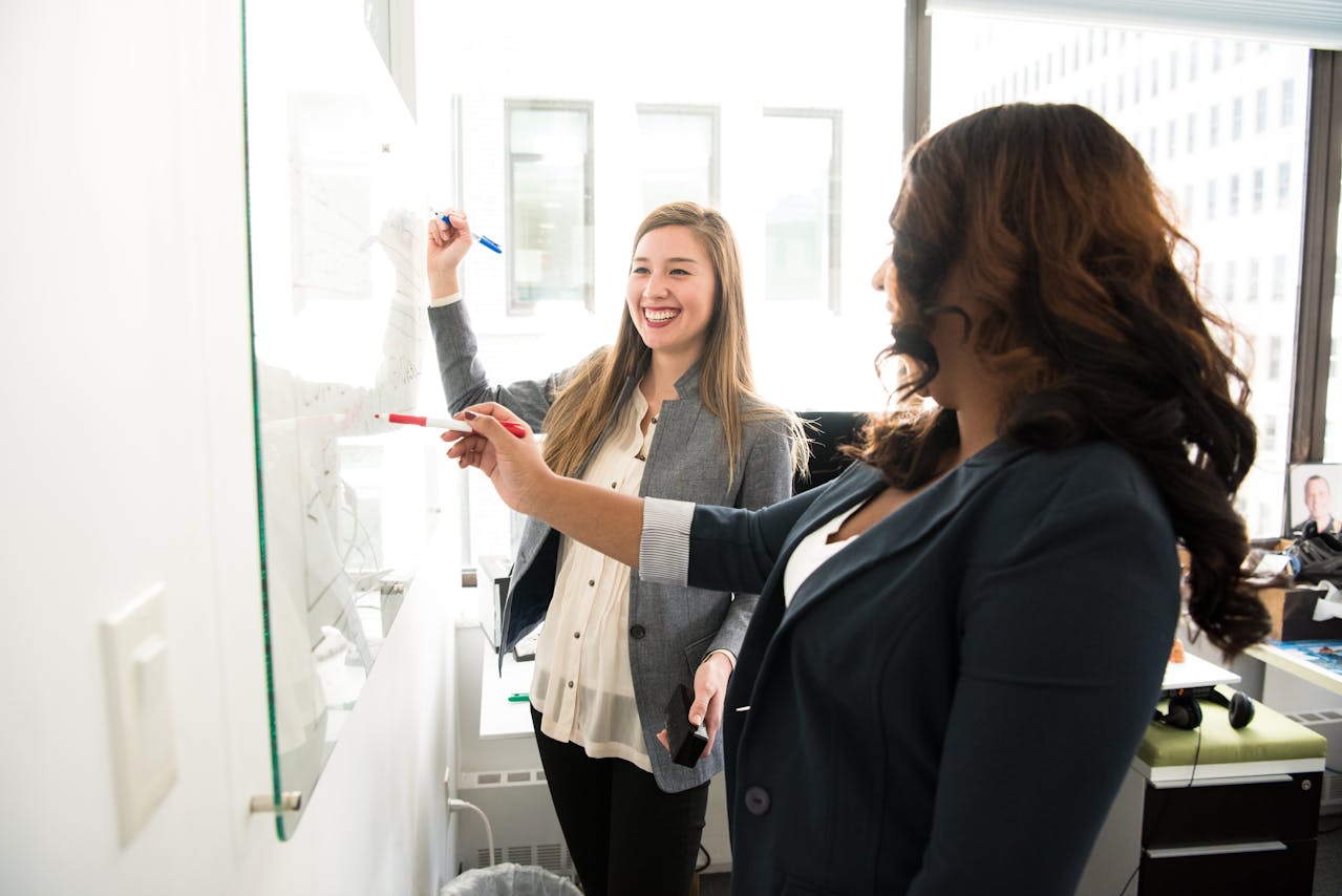 Frauen Büro Team Arbeit Marketingkarriere im Vergleich Studium oder Quereinstieg – welcher Weg lohnt sich wirklich