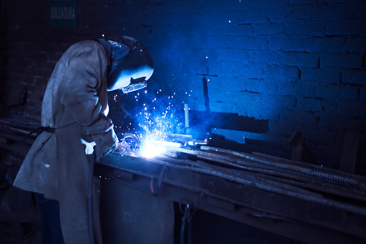 Industrie Schweißen MIG, TIG oder Punktschweißen Blech Schweißverfahren im Vergleich