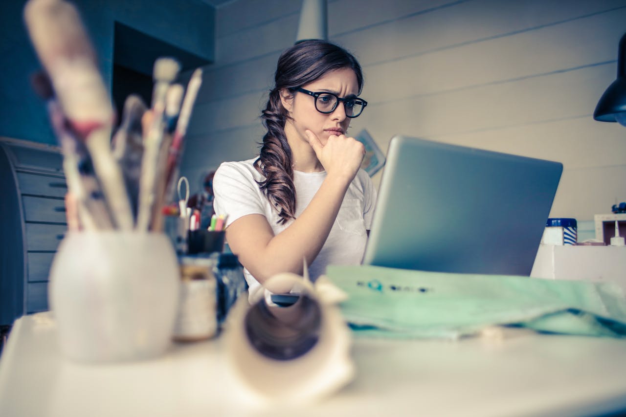 Kunst Künstlerin Laptop Kunst verkaufen im Netz – Ideen, Plattformen und mehr