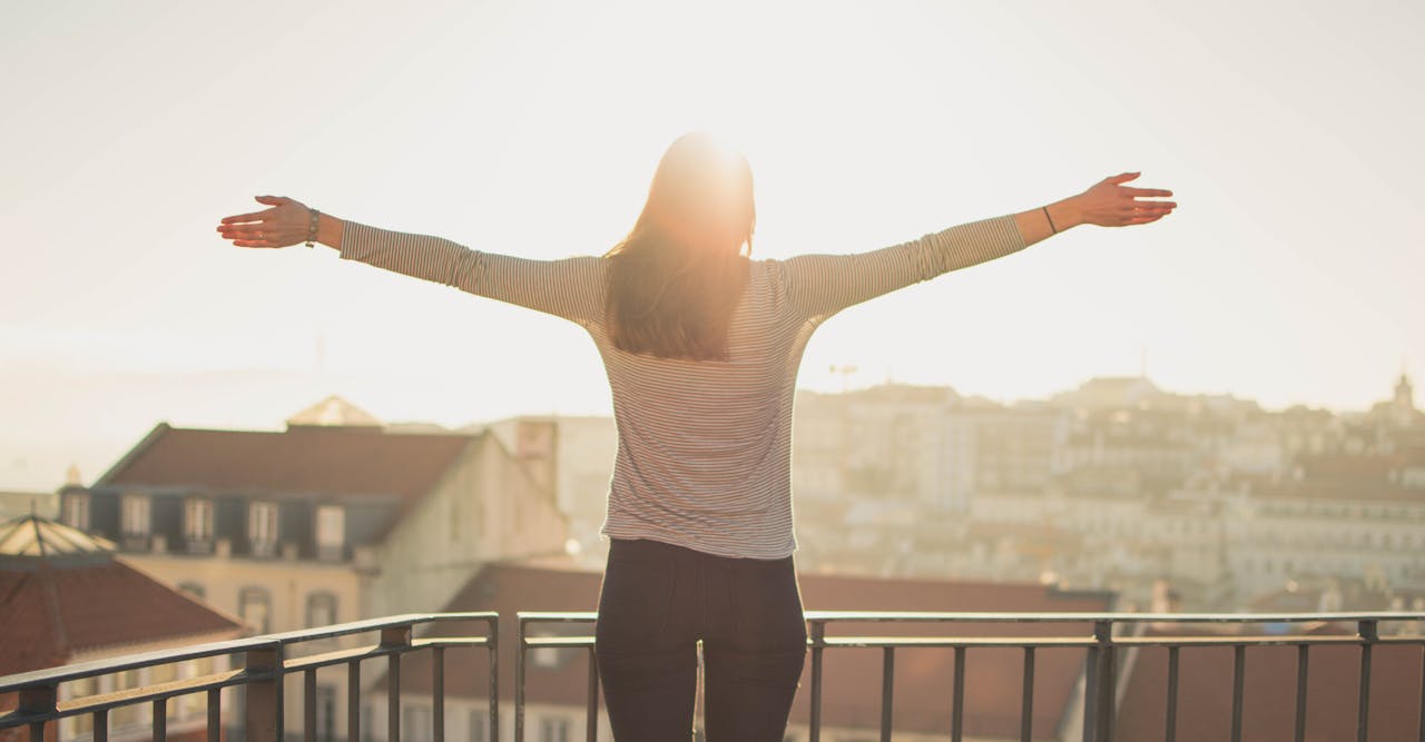 Frau Balkon Sonne DIY vs. Fertige Balkon-Sichtschutzlösungen – Was Sie wissen sollten