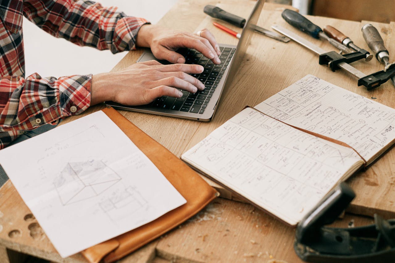 Künstler arbeitet am Laptop Digitale Kunstportfolios effektiv verwalten und platzsparend gestalten