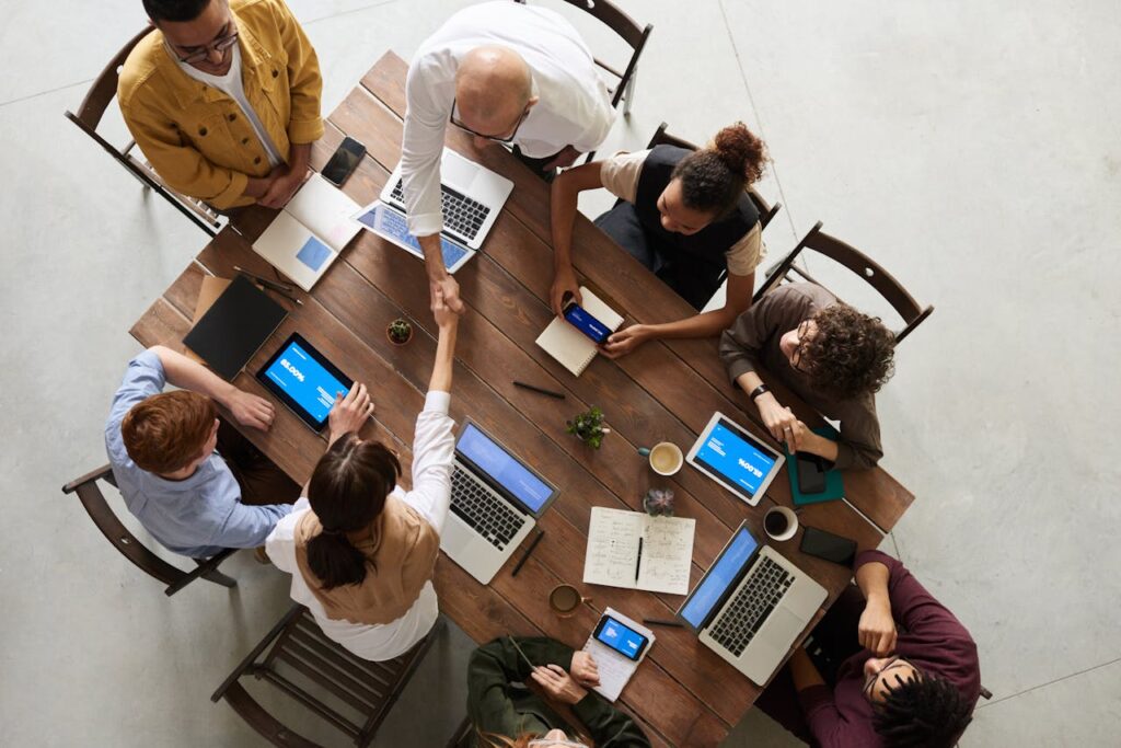 Büro Team Arbeit Besprechung Die Vorteile einer Lead Generierung Agentur für Beratung und Wissen einer nachhaltige Lead Generierung