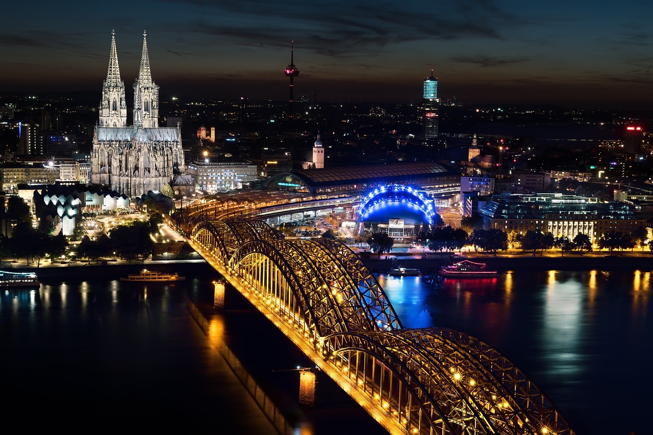 Köln bei Nacht von oben Beleuchtung Bekannte Künstler aus Köln