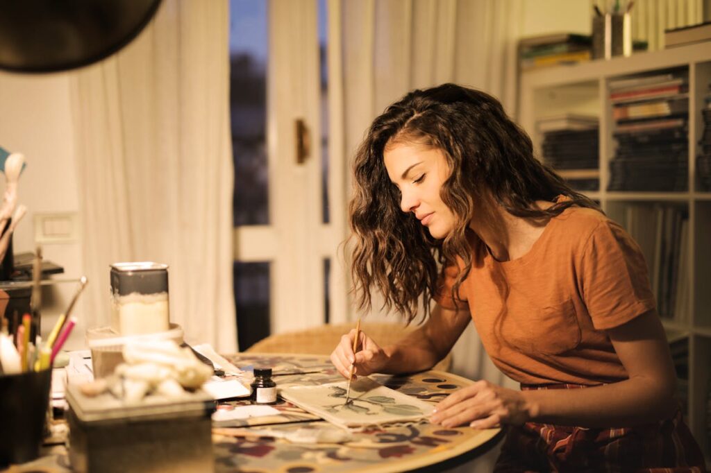 Künstlerin bei der Arbeit Zwischen Kreativität und Kalender Wie Selbstständige im Kunst- und Designbereich ihren Arbeitsalltag strukturieren