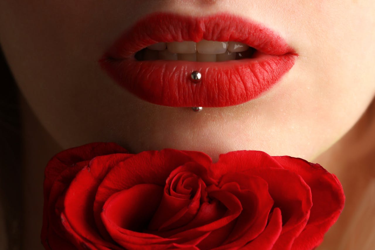 Frau Piercing Rose Kunst Körperkunst vermarkten Diese Plattformen eignen sich