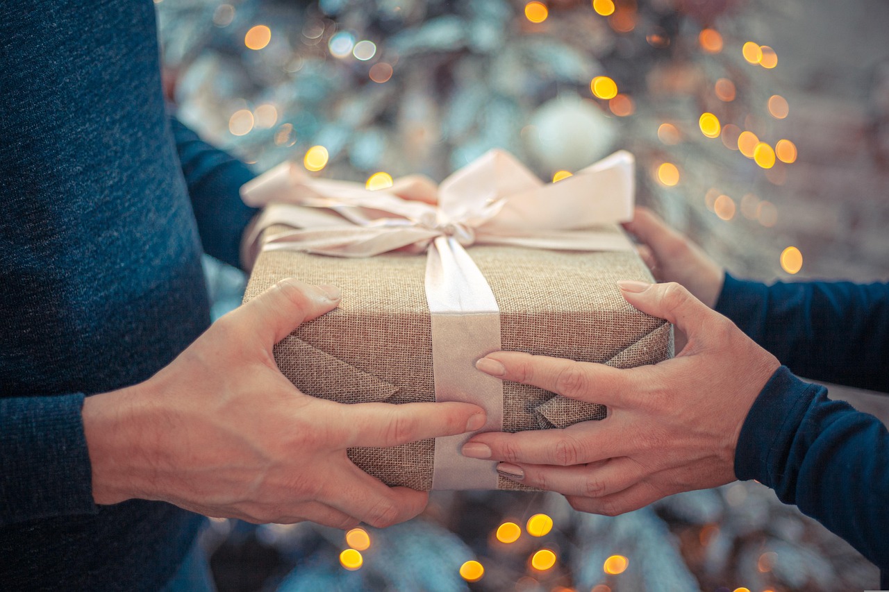 Geschenk feierlich Weihnachten Kunst verschenken 5 Ideen für kreative Geschenke mit Herz